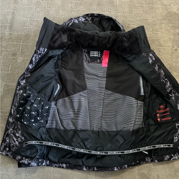Women’s O’Neill Snowboarding Jacket - Picture 3 of 6
